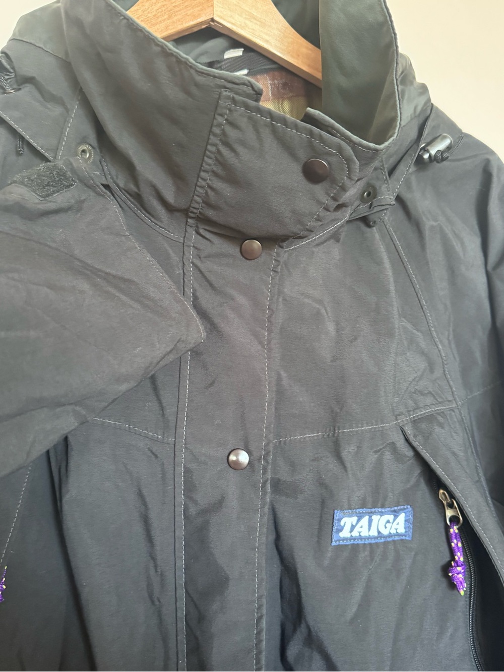 Taiga Women’s Black Goretex Waterproof Rain Jacket w/ Retro Purple Zipper Tags - Picture 3 of 10